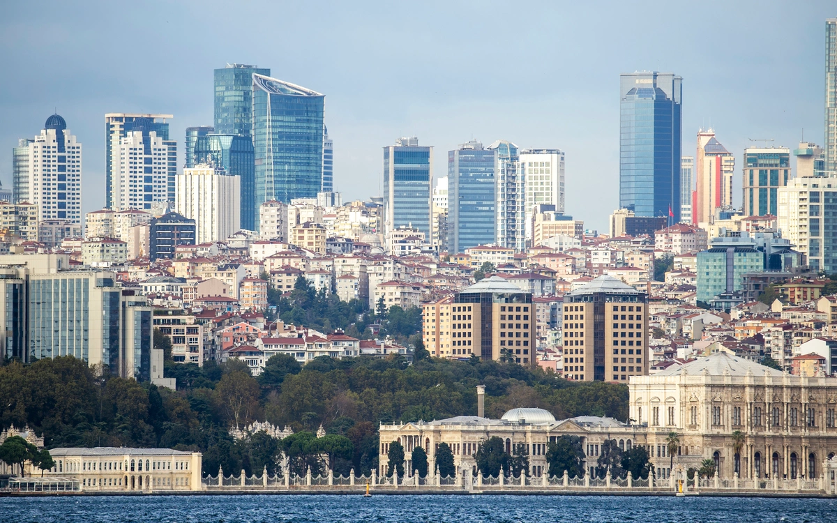 Türkiye 2025 yılı konut satış rakamlarını gösteren istatistik grafiği ve modern konut projeleri.